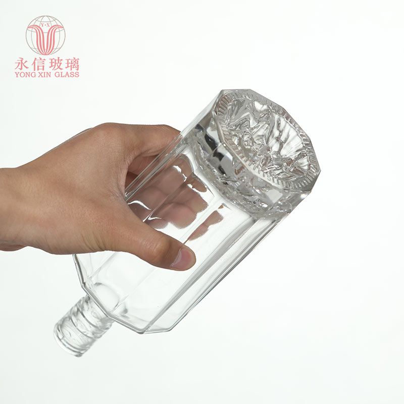 YX00044 Free Samples Clear Flat Glass  Blue Glass Bottle Xo Bottle Wine Bottle With Screw Cap For 700ml Whisky Amber Glass Bottle