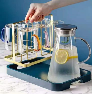 Glass bottle factory's production and transformation of edible oil bottles